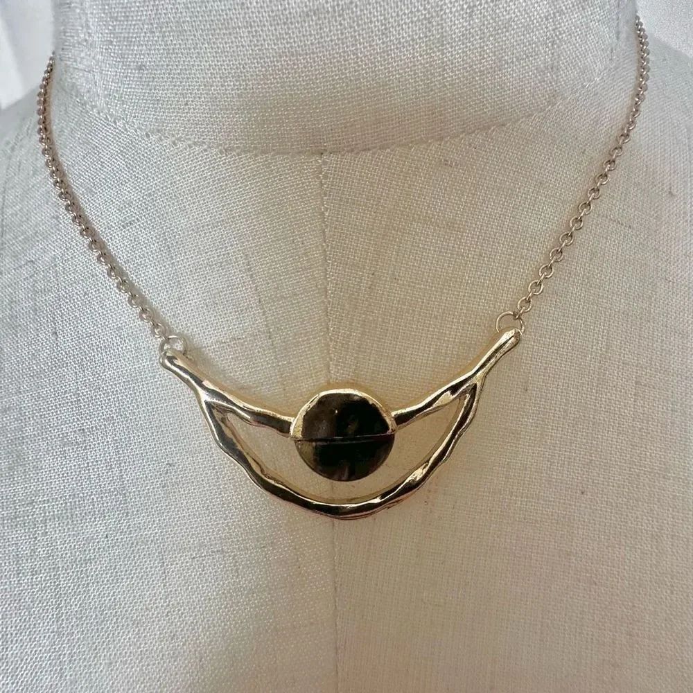 Gold tone tiger eye pendant necklace